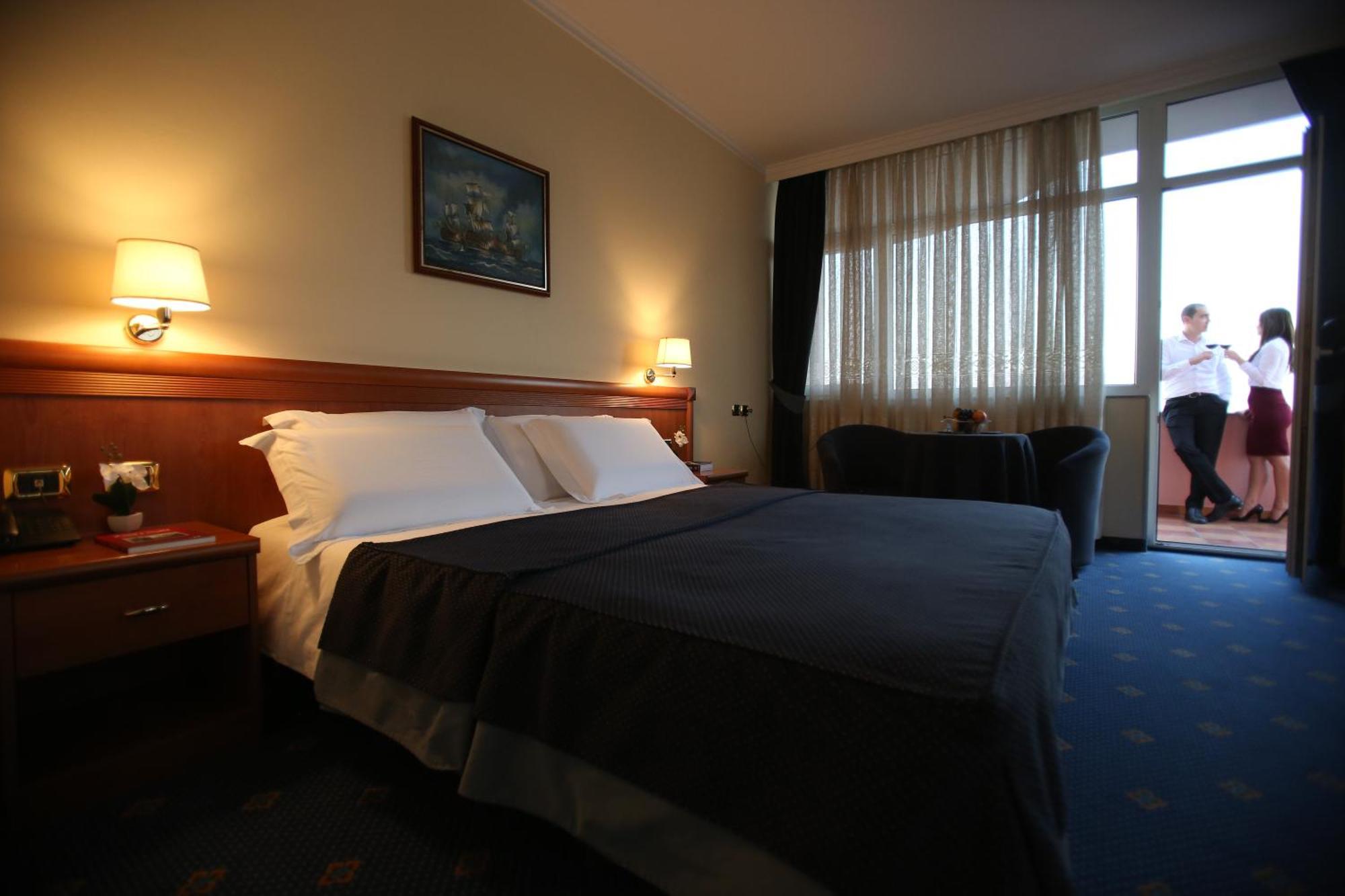 Continental Hotel Vorë